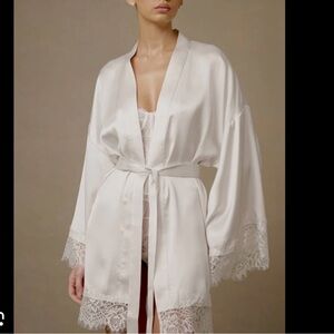 Meshki 	
Annabeth Lace Trim Bridal Robe - White